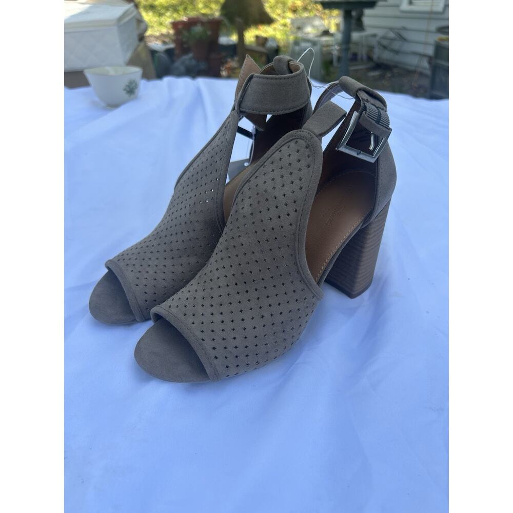 Universal Thread™ ~ Women's Size 6 1/2 Hannah Sling Back Taupe Sandals Chunky